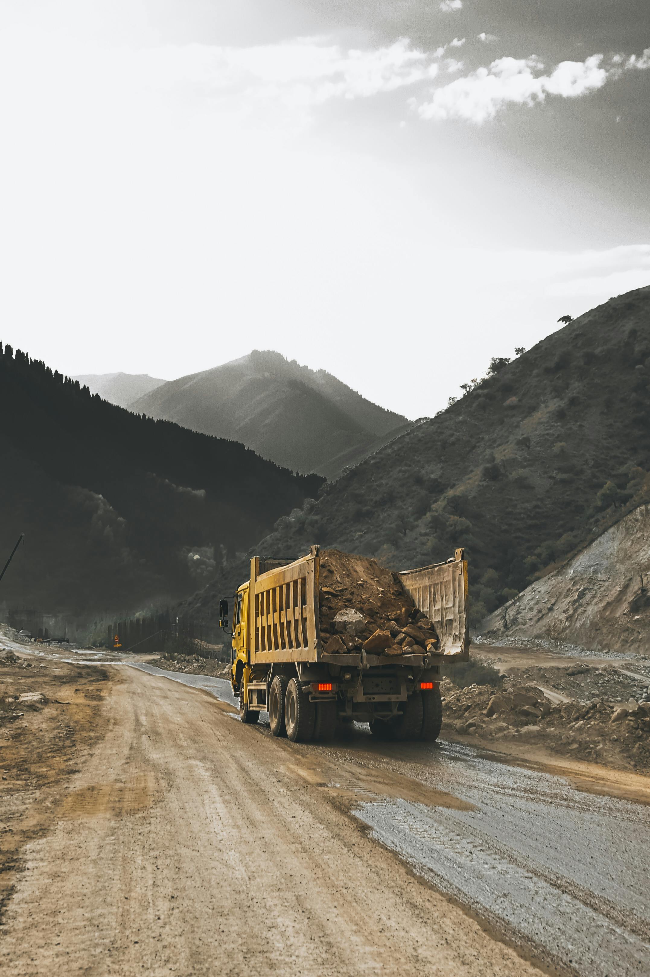 Camión en ruta con equipos de protección